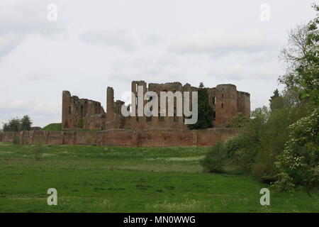 Die imposanten Ruinen von Schloss Kenilworth gehören Mortimer's Turm, von Leicester Torhaus, die Halten & Große Halle; hochfliegende Bögen & rocky Türme erkunden Stockfoto