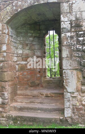Die imposanten Ruinen von Schloss Kenilworth gehören Mortimer's Turm, von Leicester Torhaus, die Halten & Große Halle; hochfliegende Bögen & rocky Türme erkunden Stockfoto