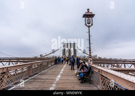 New York, USA - 29. März 2018: Personen, die Brooklyn Bridge an einem nebligen Tag in New York Stockfoto