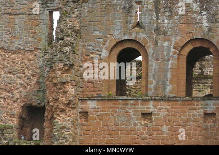 Die imposanten Ruinen von Schloss Kenilworth gehören Mortimer's Turm, von Leicester Torhaus, die Halten & Große Halle; hochfliegende Bögen & rocky Türme erkunden Stockfoto
