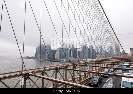 New York, USA - 29. März 2018: Downtown Manhattan mit Gebäuden obsucured unter schweren Nebel wie aus Brooklyn Brücke aus gesehen Stockfoto