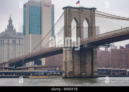 New York, USA - 29. März 2018: Brooklyn Bridge an einem nebligen Tag in New York als von einer Promenade in Brooklyn gesehen Stockfoto