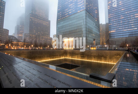 New York, USA - 29. März, 2018: Der berühmte World Trade Center unter starker Nebel in der Nacht in New York City Stockfoto