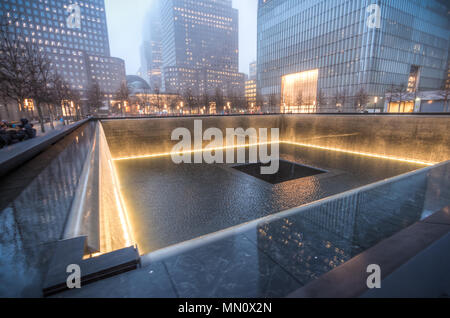 New York, USA - 29. März, 2018: Der berühmte World Trade Center unter starker Nebel in der Nacht in New York City Stockfoto