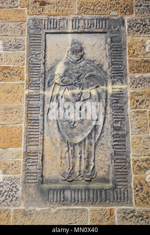 Steinrelief von Godehard von Hildesheim, an der Außenwand der St. Godehardi-Kirche in Bad Nenndorf Stockfoto
