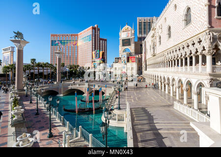 Las Vegas, USA - 27. April 2018: Touristen einen Besuch in der berühmten Venetianischen Hotel in Las Vegas wie an einem sonnigen Tag Stockfoto