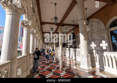 Las Vegas, USA - 27. April 2018: Touristen einen Besuch in der berühmten Venetianischen Hotel in Las Vegas wie an einem sonnigen Tag Stockfoto