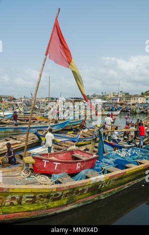 Elmina, Ghana - 13. Februar 2014: Bunte günstig Holz Fischerboote in den afrikanischen Hafenstadt Elmina Stockfoto