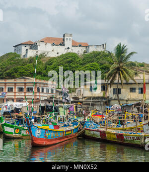 Elmina, Ghana - 13. Februar 2014: Bunte günstig Holz Fischerboote in den afrikanischen Hafenstadt Elmina Stockfoto