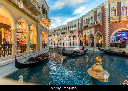 Las Vegas, USA - 27. April 2018: Touristen einen Besuch in der berühmten Venetianischen Hotel und Innen- Kanäle mit Gondeln in Las Vegas Stockfoto