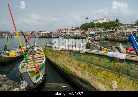 Elmina, Ghana - 13. Februar 2014: Bunte günstig Holz Fischerboote in den afrikanischen Hafenstadt Elmina Stockfoto