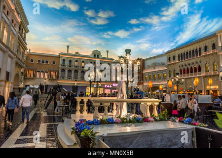 Las Vegas, USA - 27. April 2018: Touristen einen Besuch in der berühmten Venetianischen Hotel und Hallenbad St. Markusplatz in Las Vegas Stockfoto