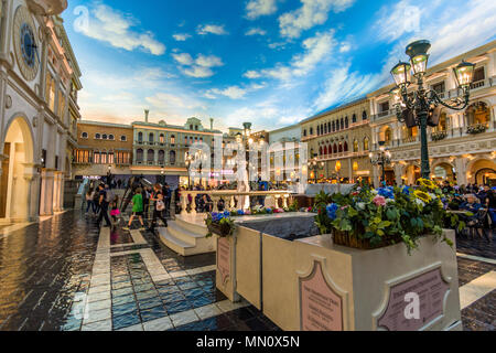 Las Vegas, USA - 27. April 2018: Touristen einen Besuch in der berühmten Venetianischen Hotel und Hallenbad St. Markusplatz in Las Vegas Stockfoto