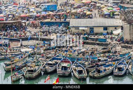 Elmina, Ghana - 13. Februar 2014: Bunte günstig Holz Fischerboote in den afrikanischen Hafenstadt Elmina Stockfoto