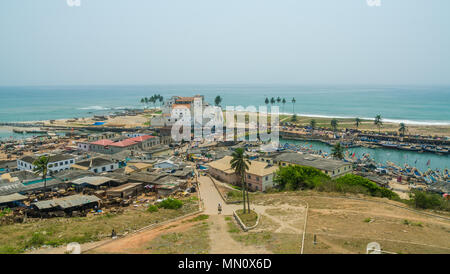 Elmina, Ghana - 13. Februar 2014: Bunte günstig Holz Fischerboote und historischen kolonialen Burg in afrikanischen Hafenstadt Elmina Stockfoto