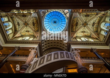 Las Vegas, USA - 28. April 2018: Das Innere des berühmten Forum Shops im Caesars Palace Hotel in Las Vegas Stockfoto