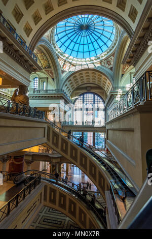 Las Vegas, USA - 28. April 2018: Das Innere des berühmten Forum Shops im Caesars Palace Hotel in Las Vegas Stockfoto