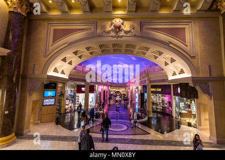 Las Vegas, USA - 28. April 2018: Das Innere des berühmten Forum Shops im Caesars Palace Hotel in Las Vegas Stockfoto