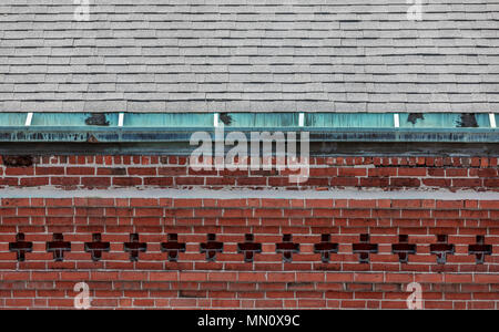 Detaillierte Bild eines der reich verzierten Außenwand und Dach eines Portland Maine Gebäude im alten Wharf Abschnitt der Stadt Stockfoto