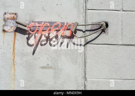 Rot Neon Schild in Skript öffnen Stockfoto