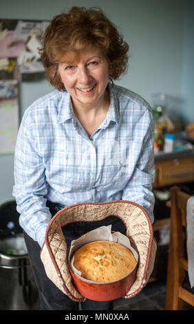 Einer Frau mit einem gebackenen Kuchen Stockfoto