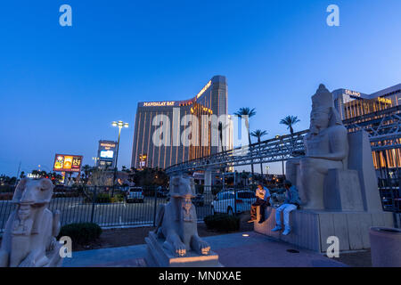 Las Vegas, USA - 28. April 2018: Die berühmte Mandalay Bay Hotel in Las Vegas als in der Dämmerung vom Luxor vorne gesehen Stockfoto
