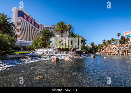Las Vegas, USA - 26. April 2018: Brunnen und die berühmte Mirage Hotel in Las Vegas wie an einem sonnigen Tag Stockfoto