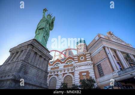 Las Vegas, USA - 27. April 2018: Die Freiheitsstatue Replik auf das New York New York Hotel in Las Vegas wie an einem sonnigen Tag Stockfoto