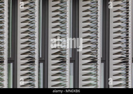 Geometrische Fenster Behandlung auf der Außenseite eines Hauses Stockfoto