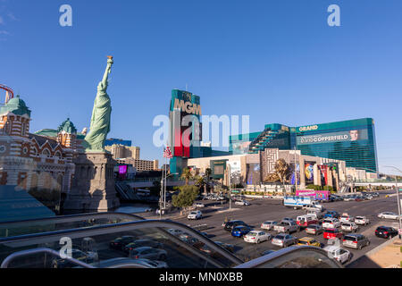 Las Vegas, USA - 27. April 2018: Die Freiheitsstatue Replik auf das New York New York Hotel in Las Vegas wie an einem sonnigen Tag Stockfoto