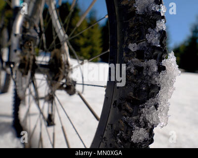 Mountainbike im Schnee, Sonne, blauen Himmel. Winter Fahrrad Ausbeutung in den Bergen Stockfoto