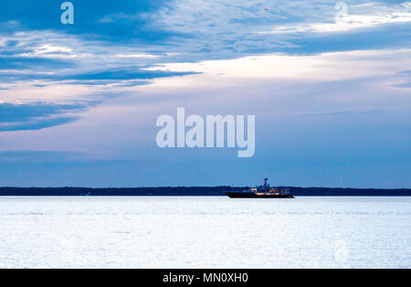 Große Yacht in Peconic Bay aus Long Beach, Sag Harbor, NY Stockfoto