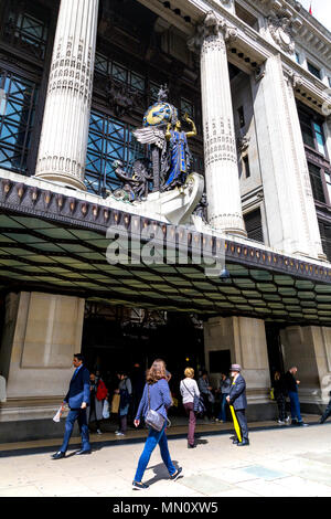 Menschen zu Fuß auf der Oxford Street vor dem legendären Kaufhaus Selfridges mit der Königin von Time Clock von Gilbert Bayes oben, London, UK Stockfoto