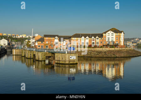 Der Eingang zum Penarth Marina mit neuen Häuser und Wohnblocks am Wasser Stockfoto