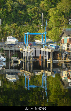 Schweren Krananlagen auf dem Bootssteg in Penarth Kais für Boot Wartung und Reparaturen Stockfoto