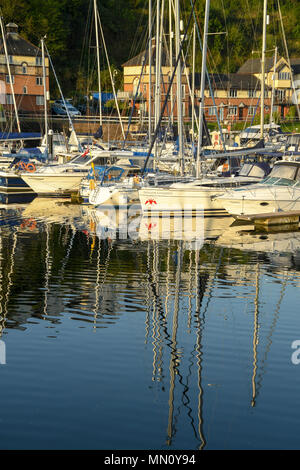 Am frühen Morgen Szene in Penarth Marina. Segelboote sind aufgereiht und in perfekt noch Wasser spiegelt Stockfoto