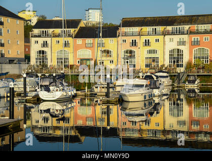 Boote und Yachten in Penarth Marina vor einem Baustein der modernen Apartments günstig Stockfoto