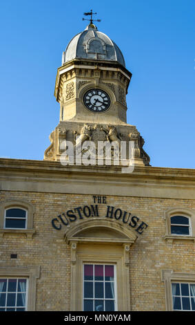 Nahaufnahme der Uhrturm auf dem Alten Custom House in Cardiff Bay in der Nähe von Llanberis. Einst ein wichtiger maritimen Gebäude, es ist heute ein Restaurant. Stockfoto