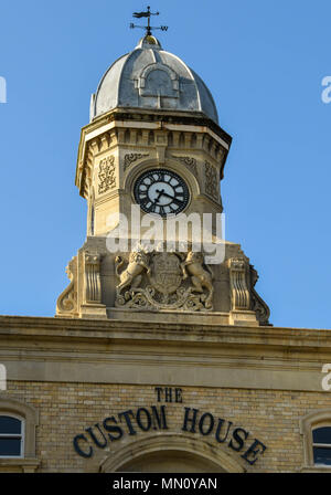 Nahaufnahme der Uhrturm auf dem Alten Custom House in Cardiff Bay in der Nähe von Llanberis. Einst ein wichtiger maritimen Gebäude, es ist heute ein Restaurant. Stockfoto