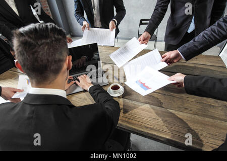 Business Mann erhalten zusätzliche Arbeit von Kollegen, Frist Konzept Stockfoto
