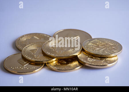 Stapel von crypto Währung Münzen auf weißem Hintergrund Stockfoto