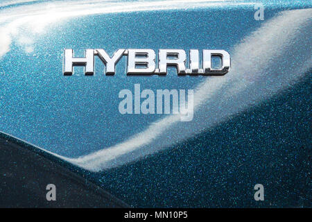 Close-up Seitenansicht des modernen Hybridauto. HYBRID Symbol auf metallisch glänzendes Auto Kotflügel. Green eco Energie der Zukunft trechnologies Stockfoto