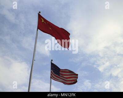 Chinesische und Amerikanische Fahnen Fahnenmasten Stockfoto