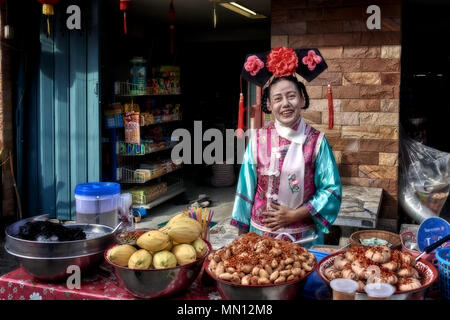 Frau mit traditionellen chinesischen Kostüm, Thailand Street Food vendor, China Town, Thailand, Stockfoto