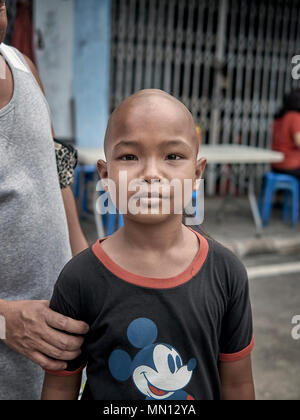 Thailand Kind. Traditionelle Kopfhaar-Frisur mit Top-Knoten auf einem thailändischen Jungen. Thailand S. E. Asien Stockfoto