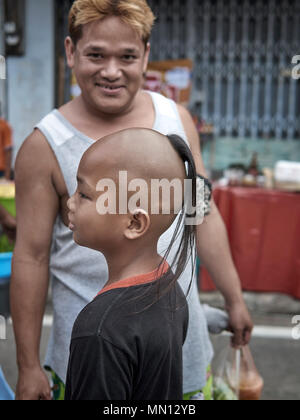 Thailand Kind. Traditionelle Kopfhaar-Frisur mit Top-Knoten auf einem thailändischen Jungen. Thailand S. E. Asien Stockfoto