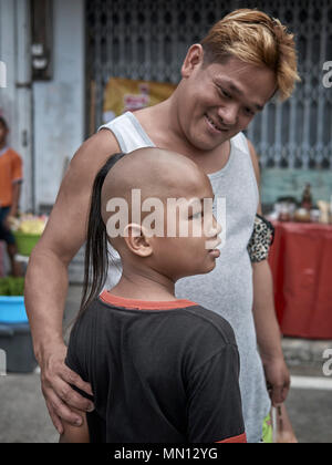 Thailand Kind. Traditionelle Kopfhaar-Frisur mit Top-Knoten auf einem thailändischen Jungen. Thailand S. E. Asien Stockfoto