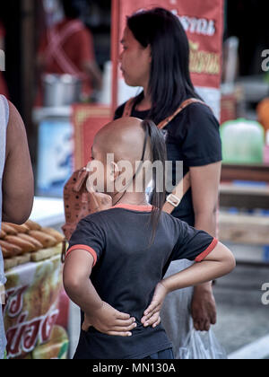 Thailand Kind. Traditionelle Kopfhaar-Frisur mit Top-Knoten auf einem thailändischen Jungen. Thailand S. E. Asien Stockfoto