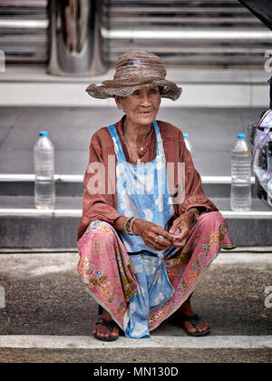Ältere Thai Frau street Hersteller Verkauf von Wasser in Flaschen. Thailand Südostasien Stockfoto
