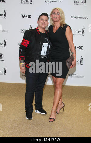 ECHO Music Awards 2018 bei der Messe (Messe) - Ankunft mit: KErstin Ott mit Ehefrau Karolina Wo: Berlin, Deutschland Wann: 13 Apr 2018 Credit: Becher/WENN.com Stockfoto